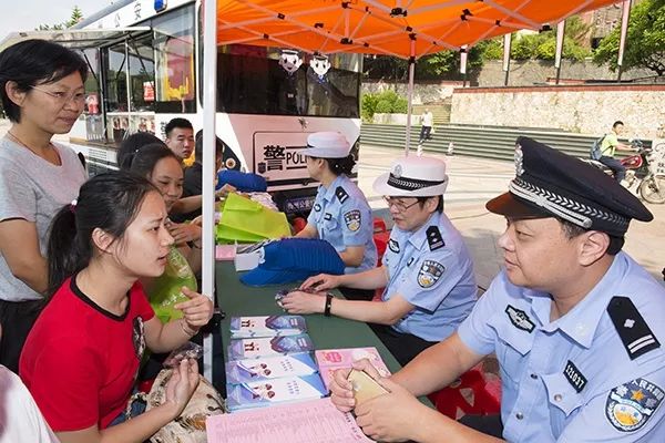 溫馨服務家門口，警民連心零距離 ——移動警務車開進小區(qū)提供便民服務(圖3)