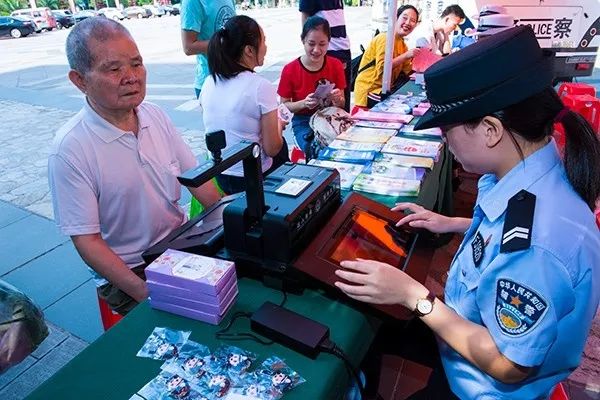 溫馨服務家門口，警民連心零距離 ——移動警務車開進小區(qū)提供便民服務(圖4)