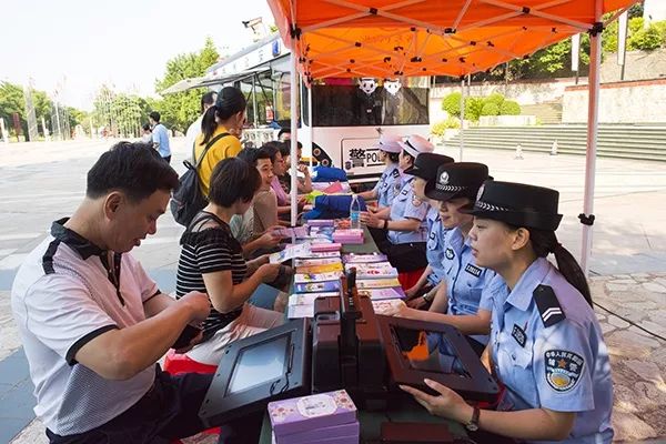 溫馨服務家門口，警民連心零距離 ——移動警務車開進小區(qū)提供便民服務(圖2)