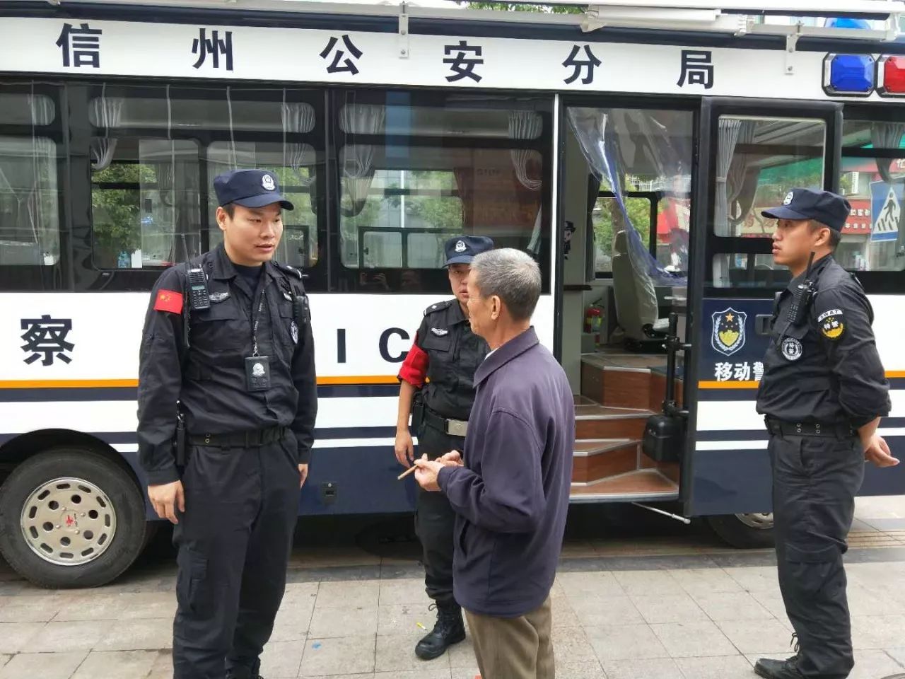 森源鴻馬移動(dòng)警務(wù)室為饒城街頭增設(shè)了一道靚麗“警色”！(圖2)