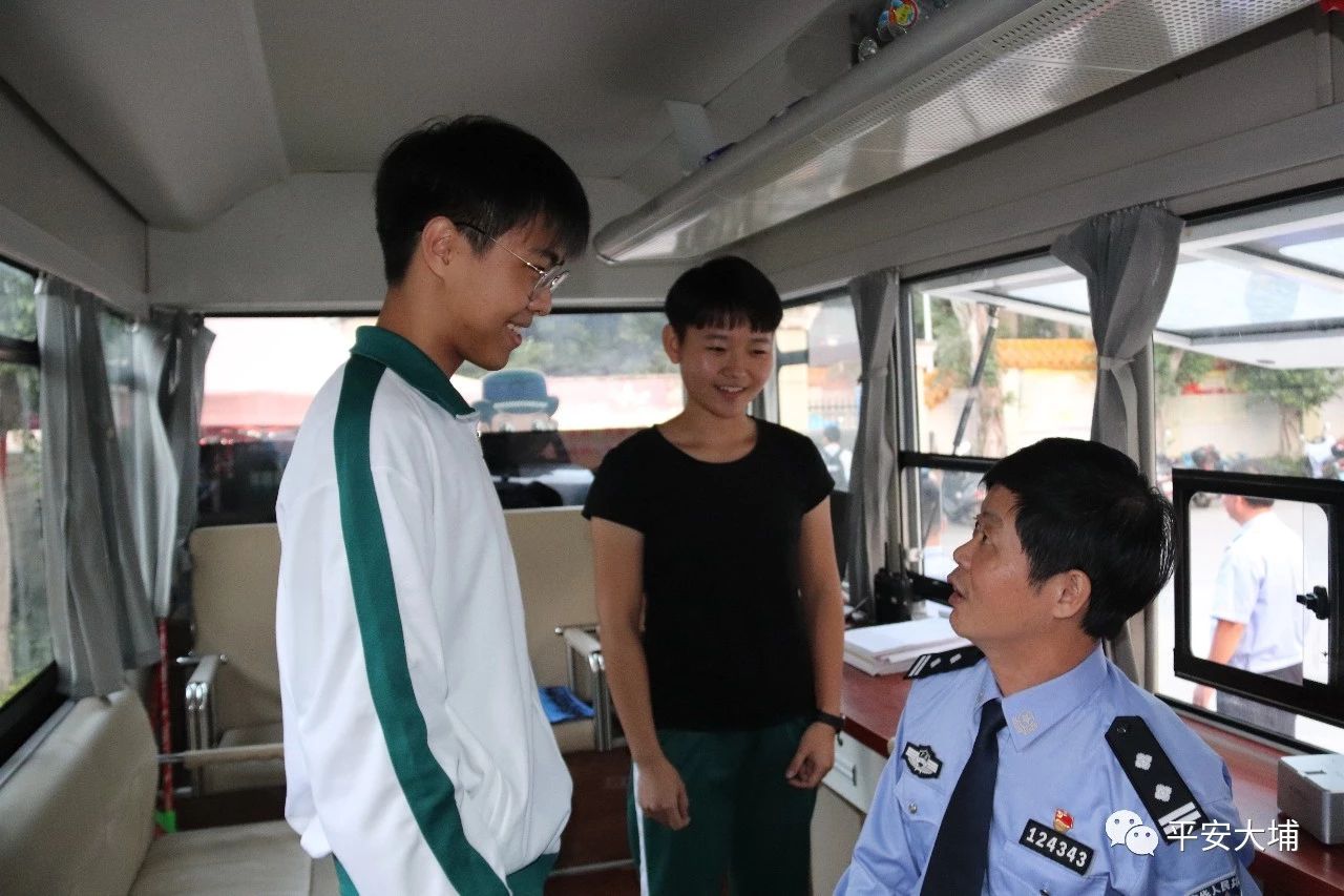 大埔公安開(kāi)展移動(dòng)警務(wù)車(chē)進(jìn)校園活動(dòng)(圖5)