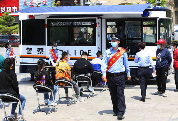 東港公安開通“流動服務(wù)車”(圖1)