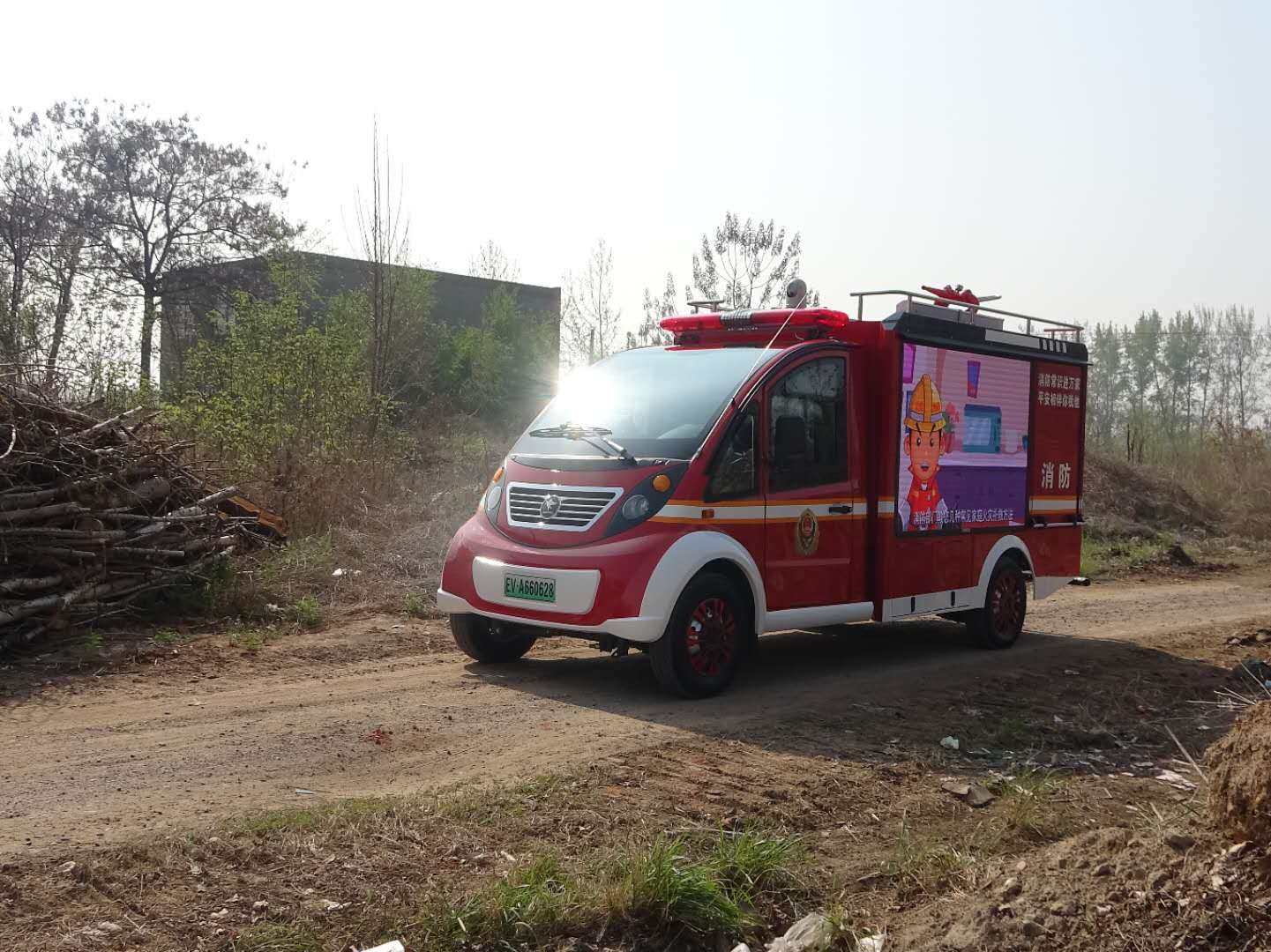 萌萌的鄭州“迷你”消防車，防火宣傳巡查時(shí)把大人孩子都吸引住了(圖1)