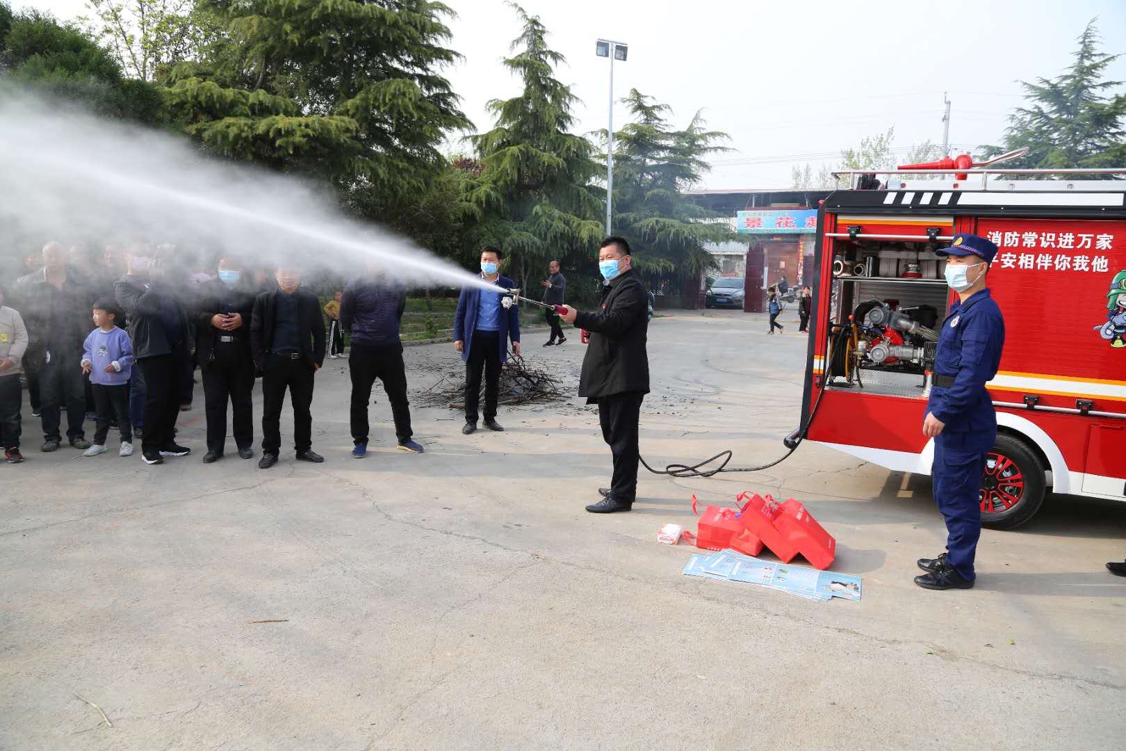 萌萌的鄭州“迷你”消防車，防火宣傳巡查時(shí)把大人孩子都吸引住了(圖2)