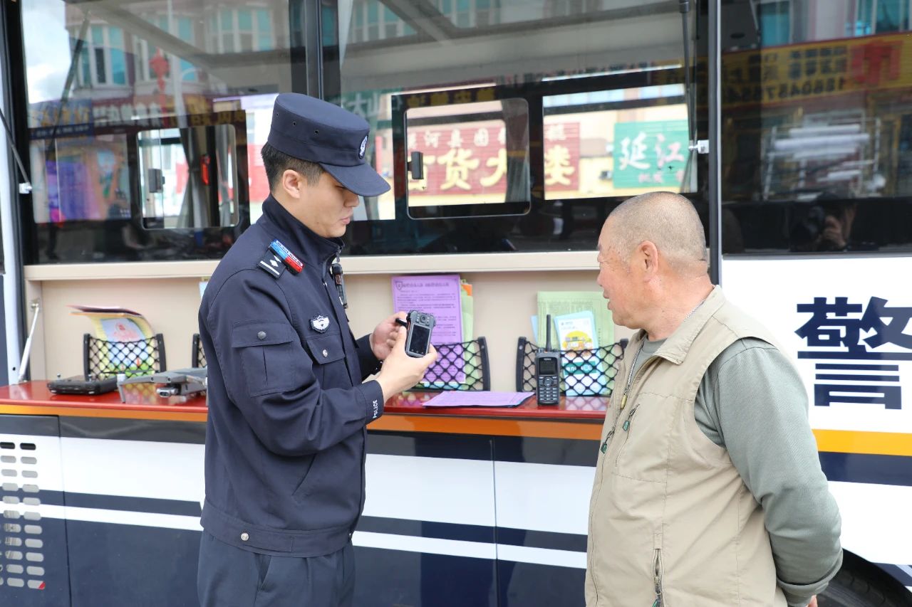 移動(dòng)警務(wù)室助力圖強(qiáng)分局開(kāi)展“科技興警 共筑同心”科技活動(dòng)周主題宣傳活動(dòng)(圖3)