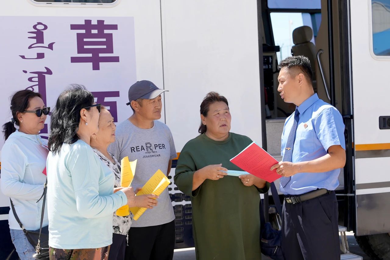 檢察直通車出動(dòng)，新右旗檢察院開展普法宣傳活動(dòng)(圖2)