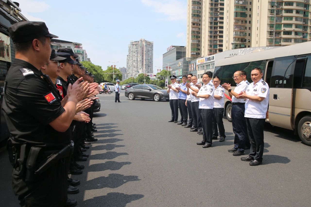 譚學(xué)軍深入衡陽(yáng)公安基層一線開(kāi)展高溫走訪慰問(wèn)(圖3)