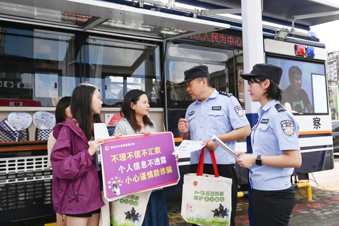 森源鴻馬移動(dòng)警務(wù)室亮相姜堰街頭，太炫酷了！(圖2)