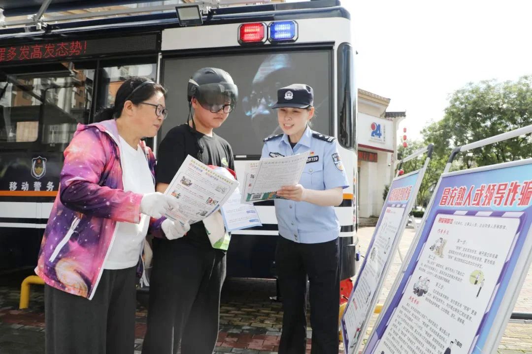 森源鴻馬移動(dòng)警務(wù)室亮相姜堰街頭，太炫酷了！(圖4)