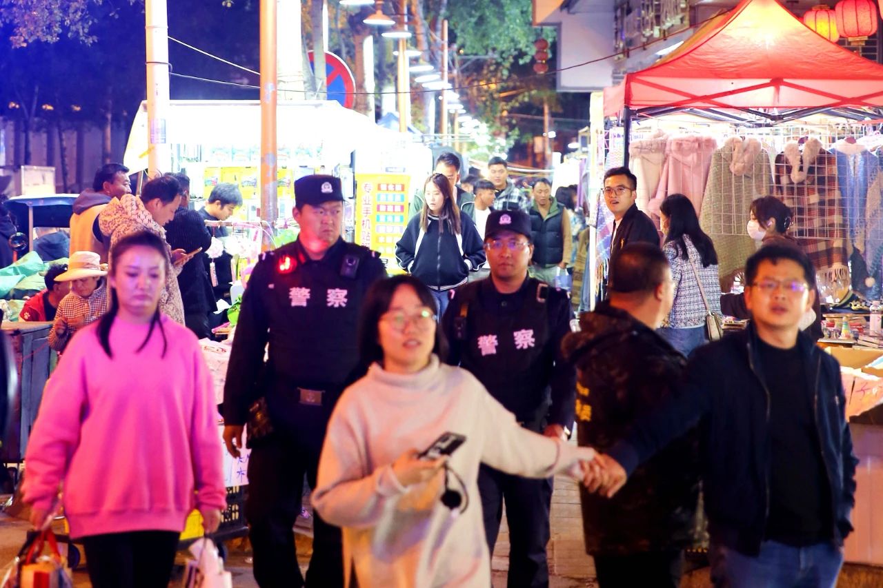 和群眾一起逛夜市，移動警務(wù)室為“夜經(jīng)濟”裝上“安全閥”(圖3)