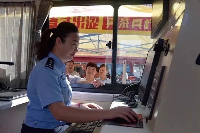 移動警務(wù)車進社區(qū) 真正實現(xiàn)家門口辦證！(圖3)