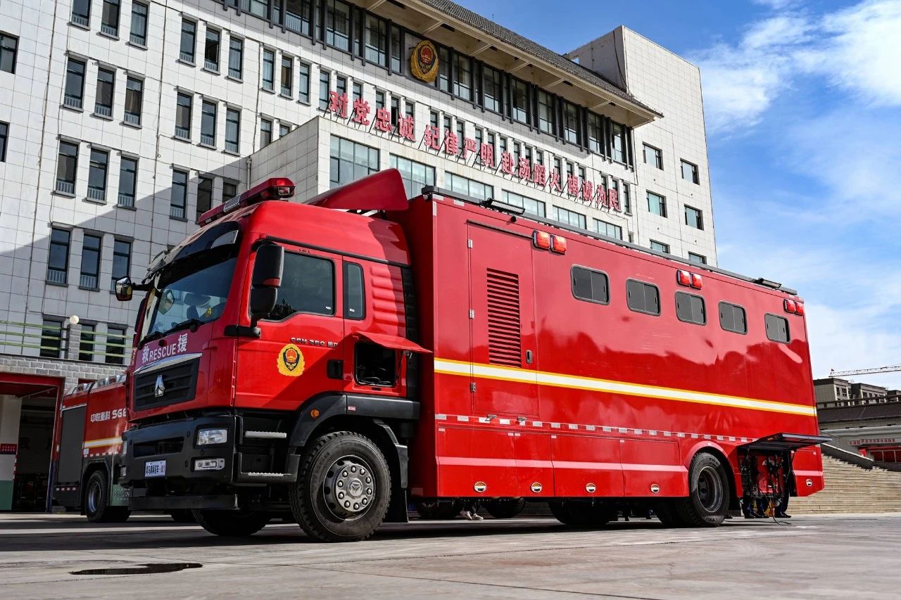 森源鴻馬淋浴車(chē)上崗—嘉峪關(guān)市消防救援支隊(duì)再添遂行應(yīng)急保障新利器(圖2)